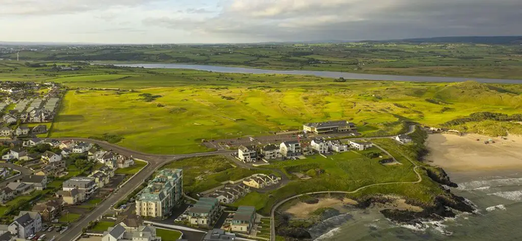 Portstewart-Golf-Club-Aerail-view-over-the-Clubhouse,-bann-courese-and-riverside-course